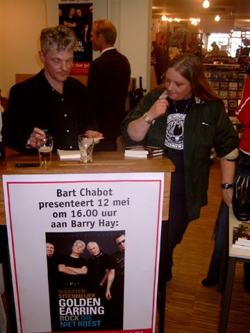 Rock die niet roest presentation: Fan Berry Albers with Maarten Steenmeijer signing his book
